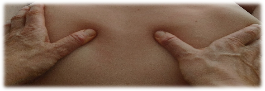 Billede af hænder på ryg